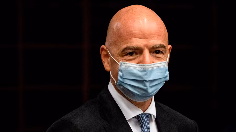 Chủ tịch FIFA Gianni Infantino có các triệu chứng nhẹ và tự cách ly. (Ảnh: skysports.com)