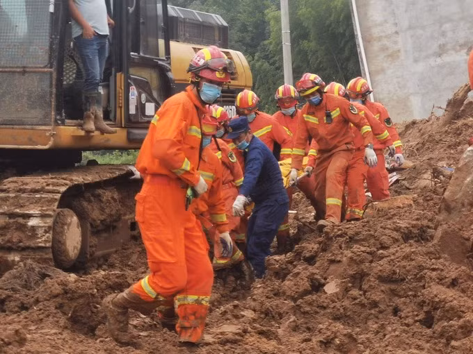 Hiện trường vụ lở đất tại thôn Viên Sơn. Ảnh: People"s Daily.