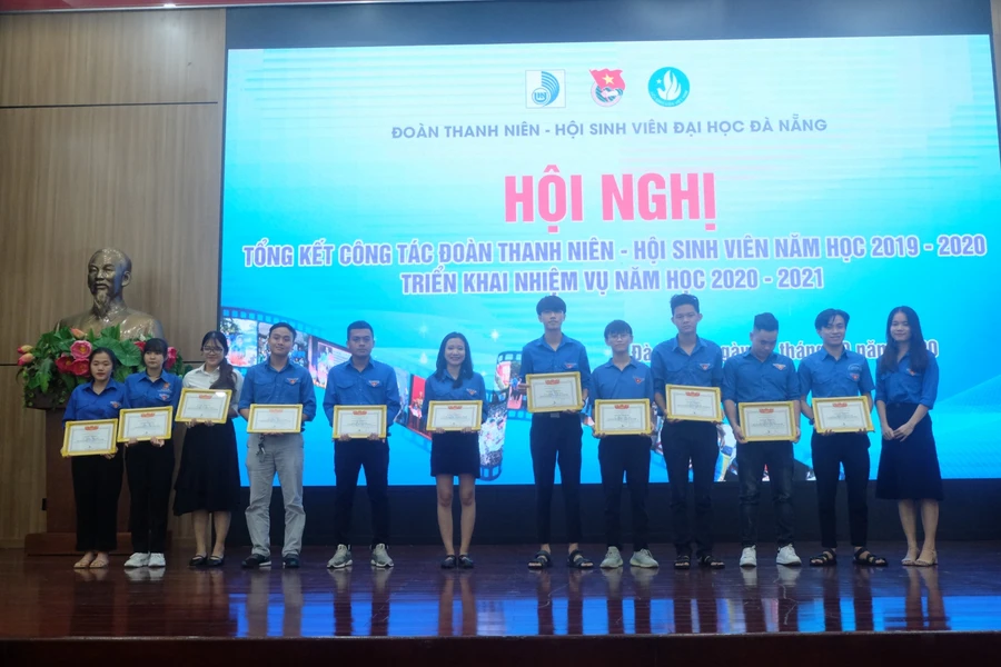  Đại diện Đoàn thanh niên Đại học Đà Nẵng trao giấy khen cho các tập thể và cá nhân đạt thành tích xuất sắc trong công tác Đoàn và Phong trào thanh niên giai đoạn 2017-2020.