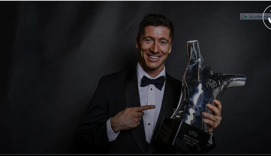 Lewandowski nhận danh hiệu cầu thủ xuất sắc nhất năm của UEFA. 