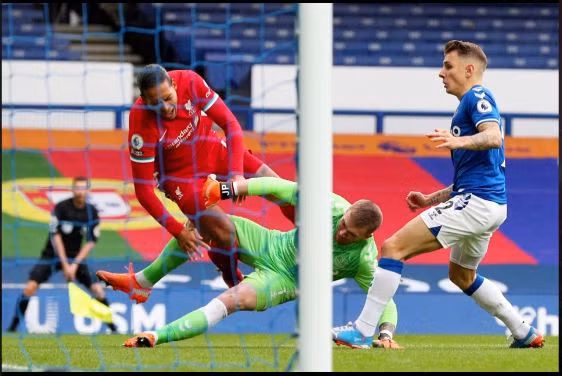 Virgil van Dijk dính chấn thương nghiêm trọng trận Liverpool – Everton mới đây. 