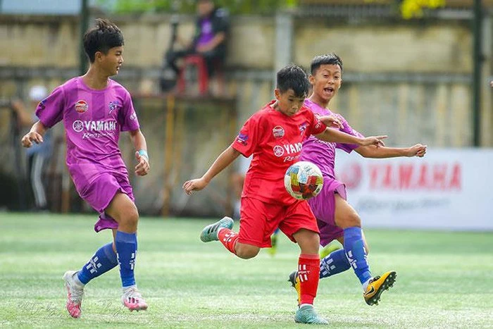 U13 Hà Nội (áo đỏ) vào tứ kết giải Yamaha Cup 2020.