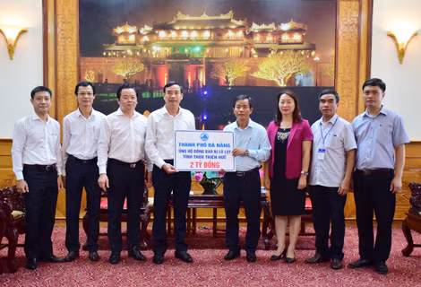 Đại diện đoàn lãnh đạo Đà Nẵng trao 2 tỷ ủng hộ Thừa Thiên Huế khắc phục hậu quả do bão số 5 gây ra.
