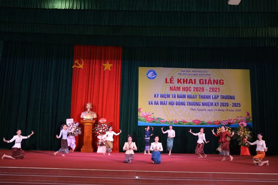 Tiết mục văn nghệ biểu diễn tại chương trình.