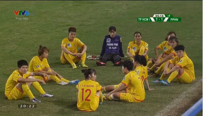 Các cầu thủ nữ Phong Phú Hà Nam bỏ ra ngoài ngồi để phản đối quyết định của trọng tài.