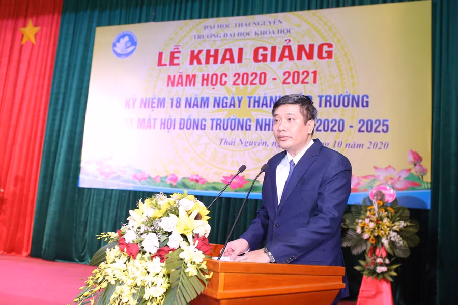 PGS.TS Nguyễn Văn Đăng – Bí thư Đảng ủy, Hiệu trưởng nhà trường phát biểu tại buổi lễ.