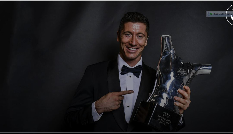 Lewandowski nhận danh hiệu cầu thủ xuất sắc nhất năm của UEFA. 