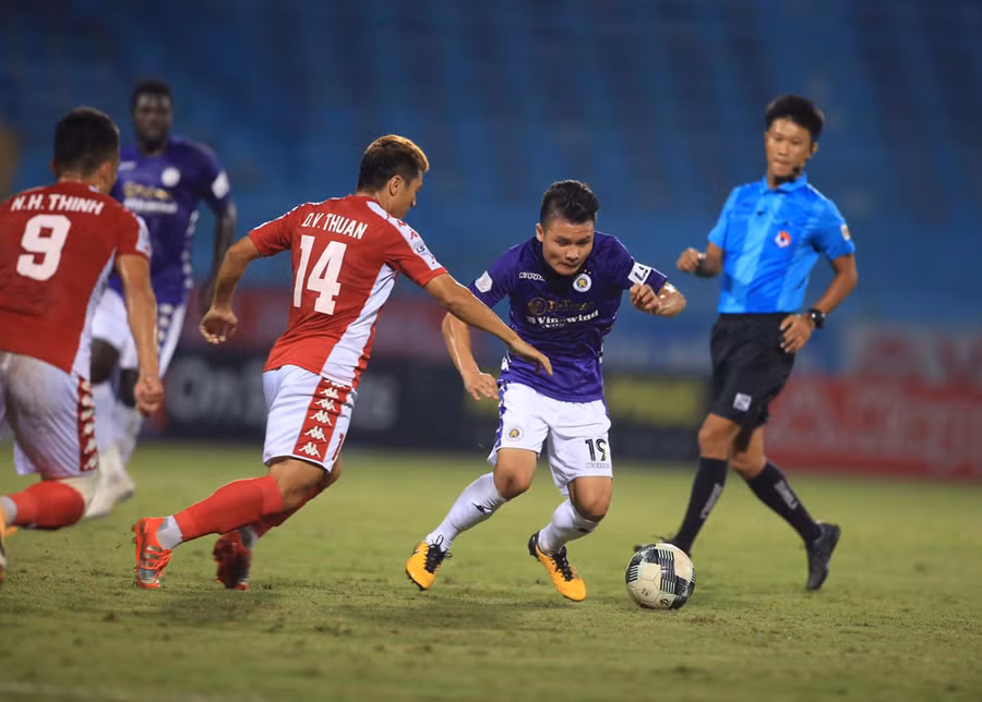 Tiền vệ Quang Hải chói sáng ghi dấu giày trong cả 2 bàn thắng của Hà Nội FC. Ảnh: VPF