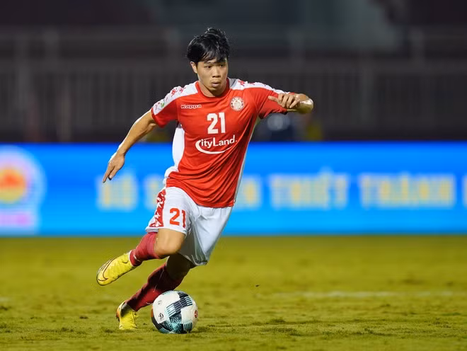 Công Phượng gãy xương ngón chân trái có thể phải nghỉ hết phần còn lại của V-League 2020.