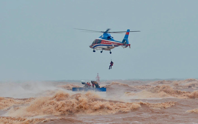 Lực lượng Đặc công nước và tổ bay trực thăng của Bộ Quốc phòng cứu hộ thuyền viên.