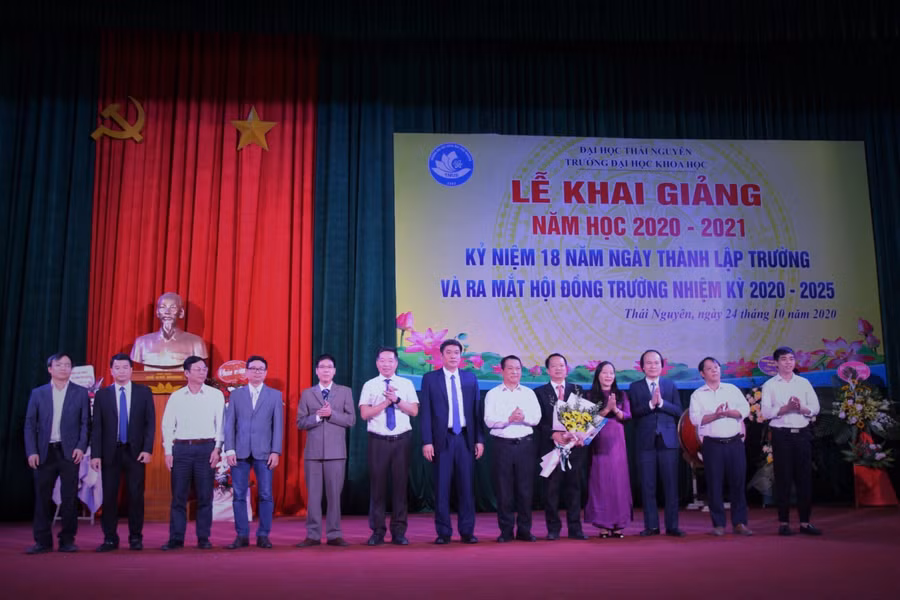 GS.TS Phạm Hồng Quang – Tỉnh ủy viên, Bí thư Đảng ủy, Giám đốc Đại học Thái Nguyên trao quyết định công nhận Hội đồng Trường Đại học Khoa học, nhiệm kỳ 2020 – 2025 cho các thành viên.