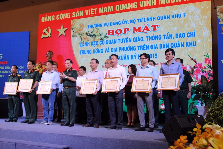 Trung tướng Trần Hoài Trung-Chính ủy Quân khu 7 trao Bằng khen cho các tập thể, cá nhân tại buổi họp mặt