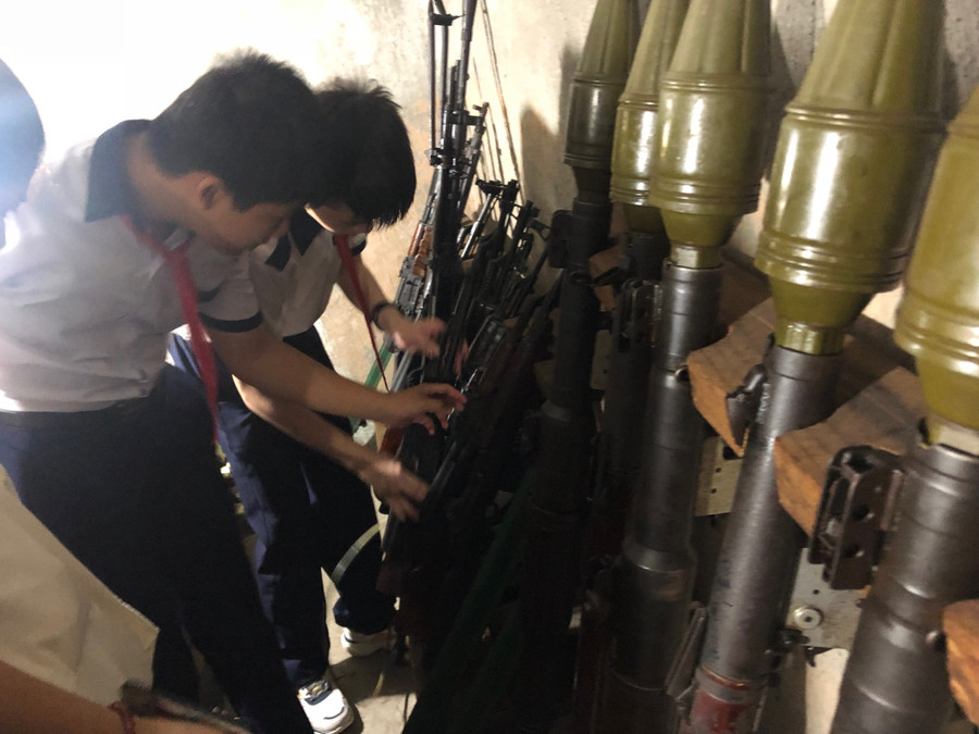 Học sinh rất bất ngờ, khi nhìn vào căn nhà tưởng chừng như rất bình thường lại có một căn hầm bí mật từng là nơi chứa vũ khí của Biệt động Sài Gòn