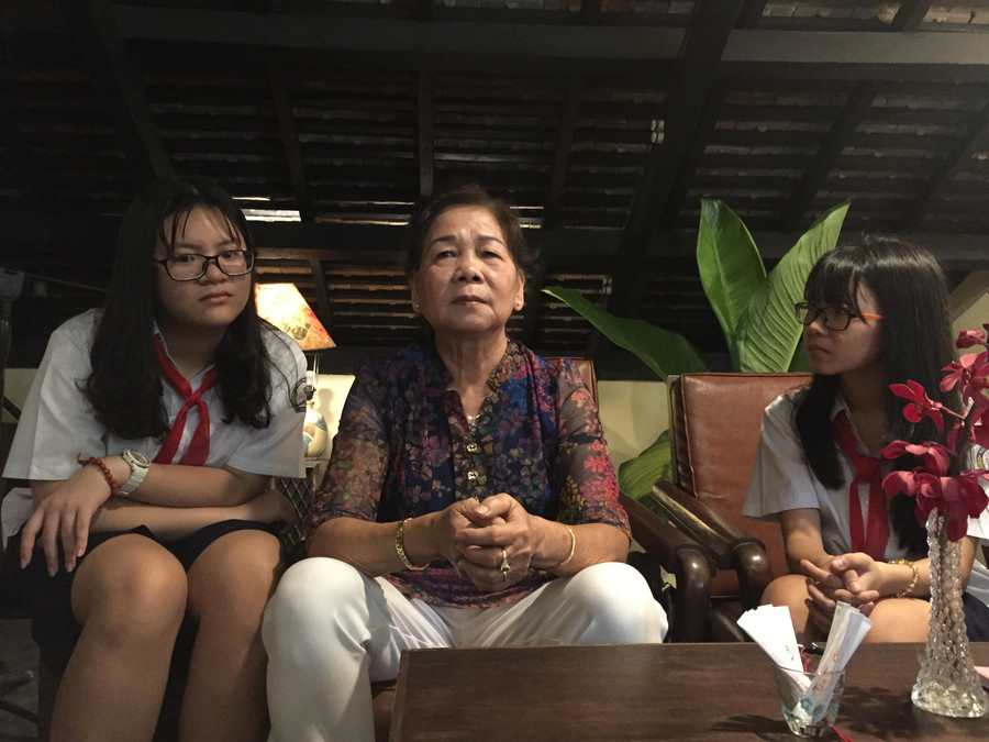 Học sinh lắng nghe cô Chín Nghĩa kể chuyện, trao đổi