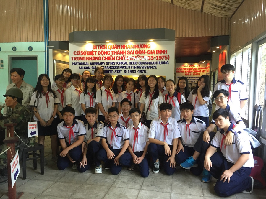 Các em học sinh lưu lại hình ảnh sau khi thăm di tích Quán Nhan Hương