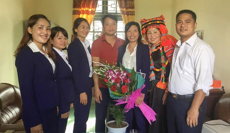 Cô giáo Nguyễn Thị Ngọc (thứ 3 từ phải sang) cùng các thầy cô và cán bộ địa phương. Cô giáo Nguyễn Thị Ngọc (thứ 3 từ phải sang) cùng các thầy cô và cán bộ địa phương.