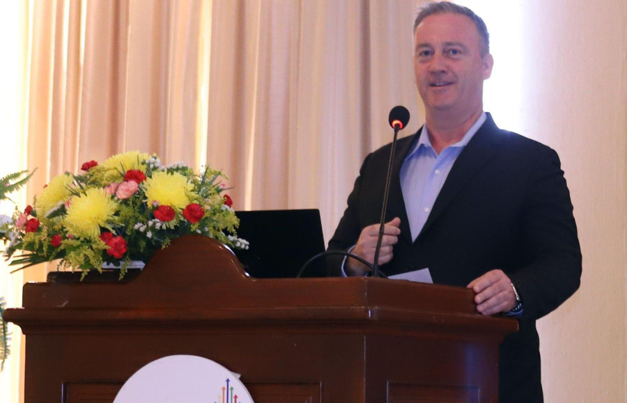 Ông Jeffrey Goss (Phó Hiệu trưởng phụ trách các chương trình và dự án Việt Nam và Đông Nam Á – ASU)