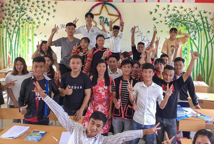 Cô Nguyễn Thị Ngọc được học sinh ở Ka Lăng gọi là cô giáo “tiếng Tây”. Cô Nguyễn Thị Ngọc được học sinh ở Ka Lăng gọi là cô giáo “tiếng Tây”.