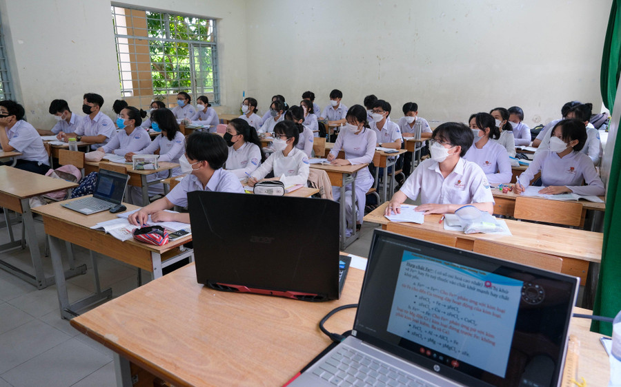 Công tác tư vấn lựa chọn tổ hợp môn học cho học sinh lớp 10 cần phải được đẩy mạnh.