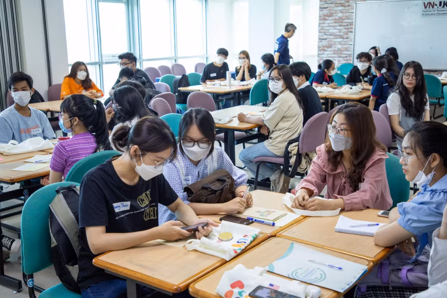 Làm việc nhóm là một trong những kỹ năng quan trọng của sinh viên. Ảnh: Viện Nghiên cứu và Đào tạo Việt – Anh, ĐH Đà Nẵng cung cấp