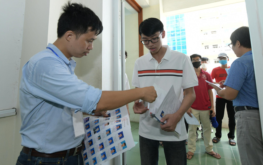 Thí sinh tham dự Kỳ thi đánh giá tư duy năm 2022 của Trường ĐH Bách khoa Hà Nội. Ảnh: NTCC Thí sinh tham dự Kỳ thi đánh giá tư duy năm 2022 của Trường ĐH Bách khoa Hà Nội. Ảnh: NTCC