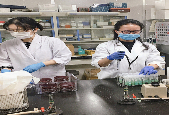 Sinh viên thực tập tại phòng thí nghiệm của Nhật Bản. Sinh viên thực tập tại phòng thí nghiệm của Nhật Bản.