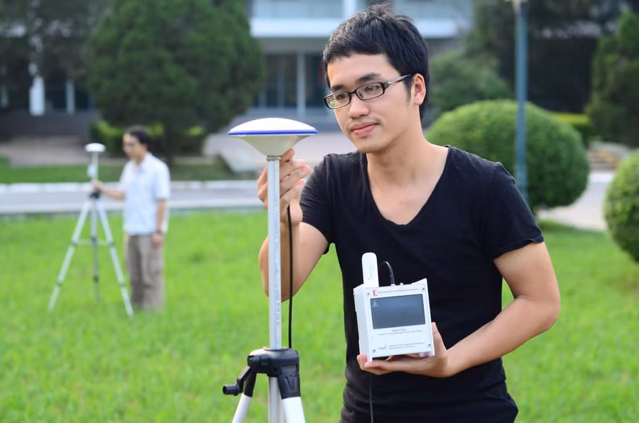 Sinh viên Trường ĐH Bách khoa Hà Nội trong giờ học thực hành.