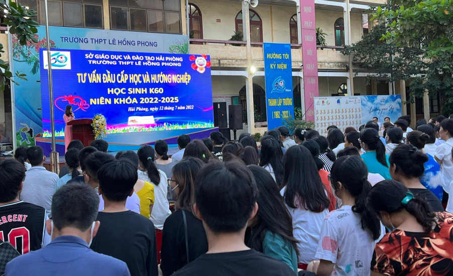 Trường THPT Lê Hồng Phong phân tích kỹ những thông tin liên quan đến môn học và định hướng nghề nghiệp cho học sinh.