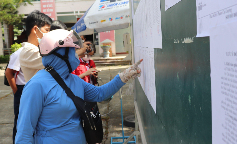 Phụ huynh tìm hiểu thông tin về phương án tuyển sinh lớp 10 và tổ hợp môn.