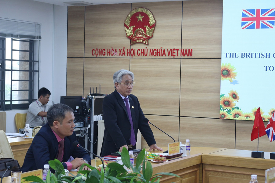 PGS.TS Lương Minh Cừ - Bí thư Đảng ủy, Hiệu trưởng Trường ĐH Cửu Long phát biểu tại buổi làm việc. PGS.TS Lương Minh Cừ - Bí thư Đảng ủy, Hiệu trưởng Trường ĐH Cửu Long phát biểu tại buổi làm việc.