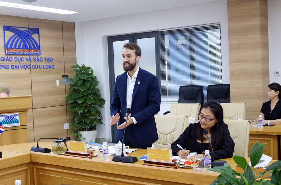 Ngài Sam Wood - Phó Tổng Lãnh sự quán Anh tại TP Hồ Chí Minh phát biểu tại buổi làm việc. Ngài Sam Wood - Phó Tổng Lãnh sự quán Anh tại TP Hồ Chí Minh phát biểu tại buổi làm việc.