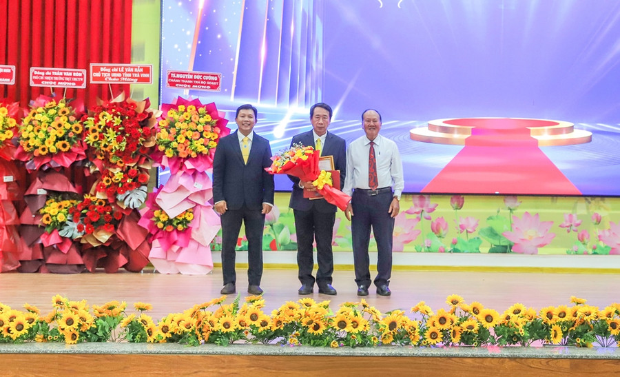 GS.TS Phạm Tiết Khánh nhận quyết định bổ nhiệm chức danh Giáo sư.