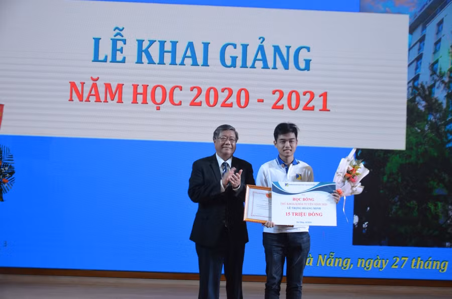 PGS.TS Đoàn Quang Vinh - Hiệu trưởng trường ĐH Bách khoa, ĐH Đà Nẵng trao học bổng cho thủ khoa đầu vào khóa tuyển sinh 2020 của trường.
