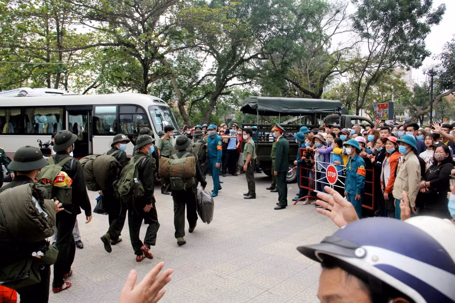 Các tân binh chuẩn bị hành trang lên đường nhập ngũ.