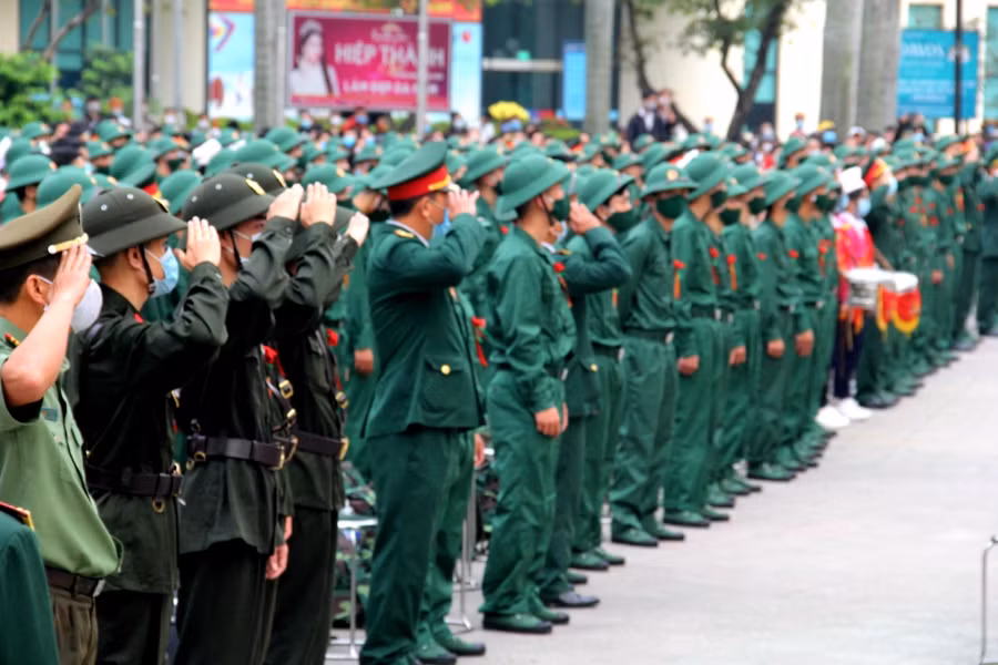 Tại buổi giao nhận quân, các tân binh đều rất phấn khởi.