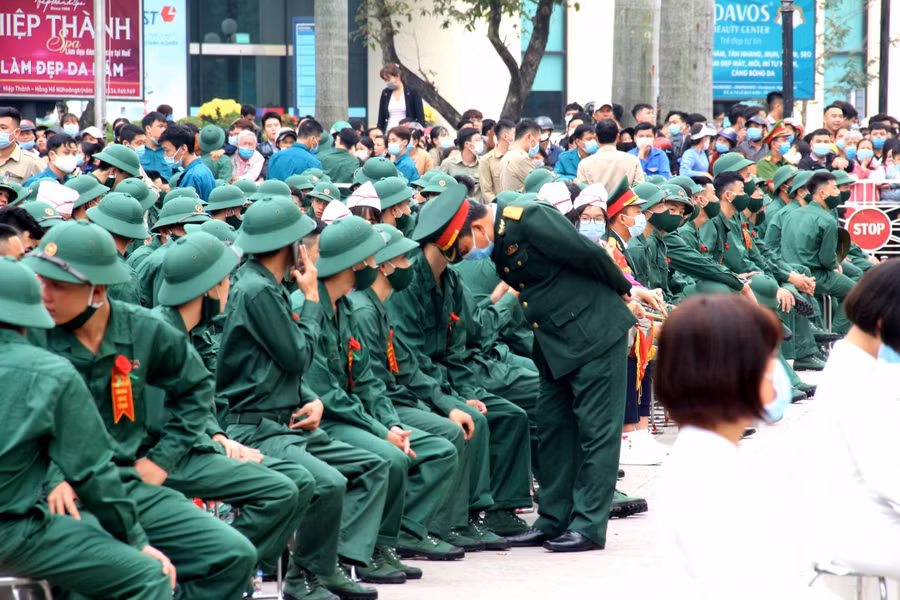 Lễ giao nhận quân được diễn ra một cách nhanh gọn.