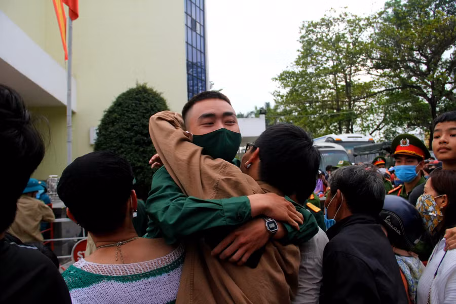 Những giây phút bịn rịn bên người thân trước khi nhập ngũ.