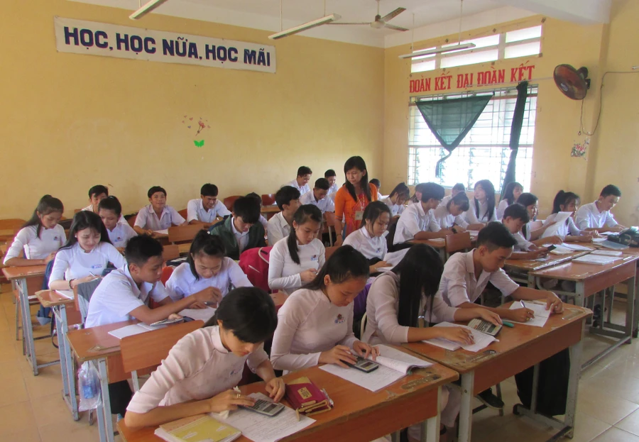 cô Trần Diệp Thúy và học sinh Trường THPT Nguyễn Khuyến trong giờ học Toán