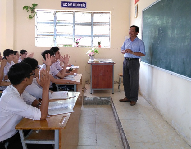 Thầy Trịnh Tuấn và học sinh Trường THPT Lịch Hội Thượng trong giờ Toán.