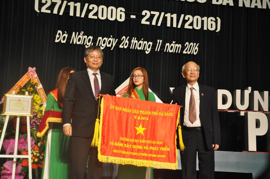 Ông Nguyễn Ngọc Tuấn trao tặng Cờ thi đua của UBND TP Đà Nẵng cho nhà trường. Ông Nguyễn Ngọc Tuấn trao tặng Cờ thi đua của UBND TP Đà Nẵng cho nhà trường.