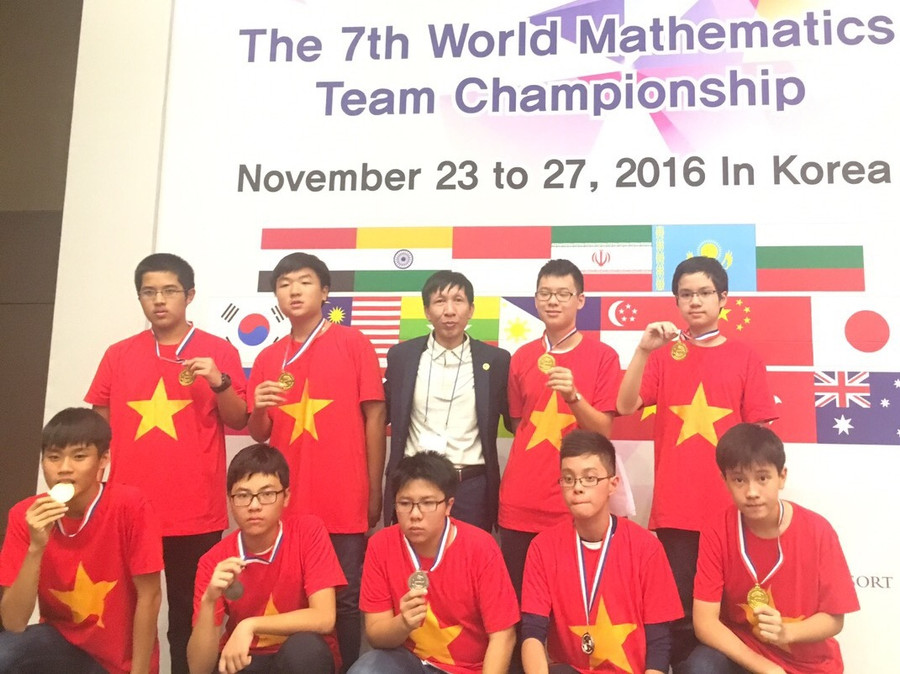 Thầy trò Trường THCS Giảng Võ đến Hàn Quốc dự thi WMTC vui mừng trước kết quả xuất sắc.