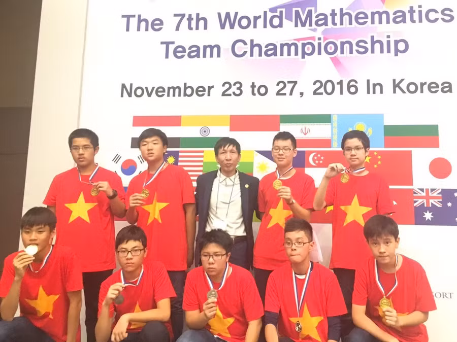 Thầy trò Trường THCS Giảng Võ đến Hàn Quốc dự thi WMTC vui mừng trước kết quả xuất sắc.