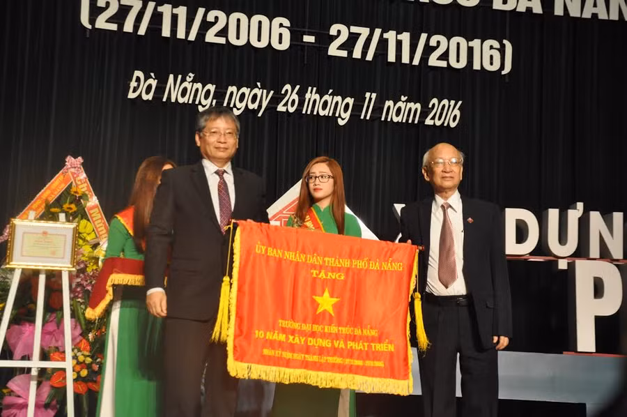 Ông Nguyễn Ngọc Tuấn trao tặng Cờ thi đua của UBND TP Đà Nẵng cho nhà trường.