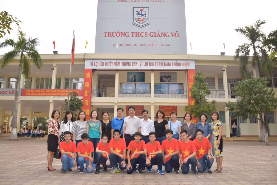 Đoàn học sinh Trường THCS Giảng Võ cùng các thầy cô trong Ban Giám hiệu, phụ huynh trước giờ lên đường