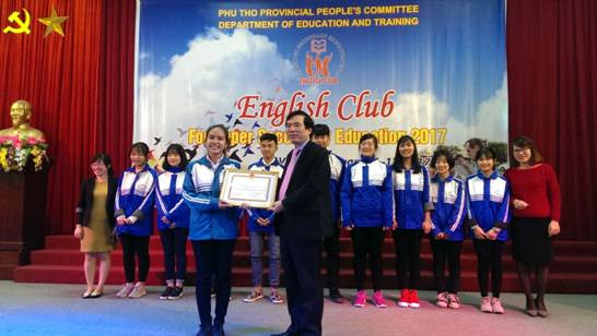 Ông Nguyễn Minh Tường - Giám đốc Sở GD&ĐT trao thưởng tại CLB Tiếng Anh dành cho HS THPT tỉnh Phú Thọ năm học 2016-2017 Ông Nguyễn Minh Tường - Giám đốc Sở GD&ĐT trao thưởng tại CLB Tiếng Anh dành cho HS THPT tỉnh Phú Thọ năm học 2016-2017