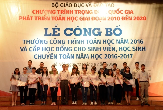 HSSV xuất sắc được trao học bổng toán học chiều 12/8/2017.