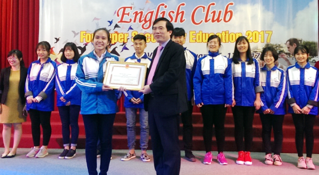 Ông Nguyễn Minh Tường - Tỉnh ủy viên - Giám đốc Sở GD&ĐT trao thưởng tại CLB Tiếng Anh dành cho HS THPT tỉnh Phú Thọ năm học 2016-2017 Ông Nguyễn Minh Tường - Tỉnh ủy viên - Giám đốc Sở GD&ĐT trao thưởng tại CLB Tiếng Anh dành cho HS THPT tỉnh Phú Thọ năm học 2016-2017