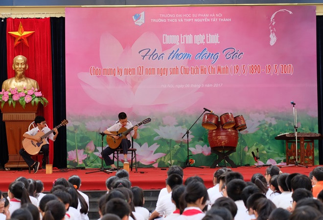 HS Trường THCS&THPT Nguyễn Tất Thành song tấu ghi-ta “Morning has broken” tại Chương trình nghệ thuật Hoa thơm dâng Bác do nhà trường tổ chức.