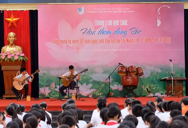 HS Trường THCS&THPT Nguyễn Tất Thành song tấu ghi-ta “Morning has broken” tại Chương trình nghệ thuật Hoa thơm dâng Bác do nhà trường tổ chức.