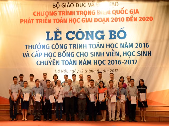 GS Trần Văn Nhung và GS Ngô Bảo Châu trao thưởng cho các giảng viên, giáo viên có công trình toán học tiêu biểu